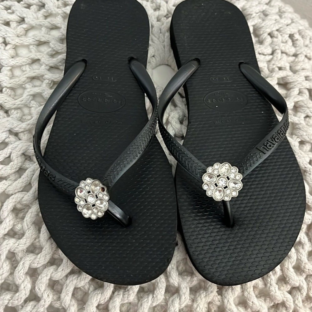 Havaiana black rubber flip flops